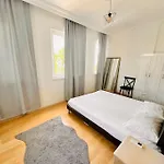 Denize Yakin, Ferah Apartmán