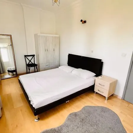 Denize Yakin, Ferah Apartament