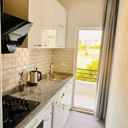 Denize Yakin, Ferah Apartament *