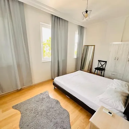 Denize Yakin, Ferah Apartament